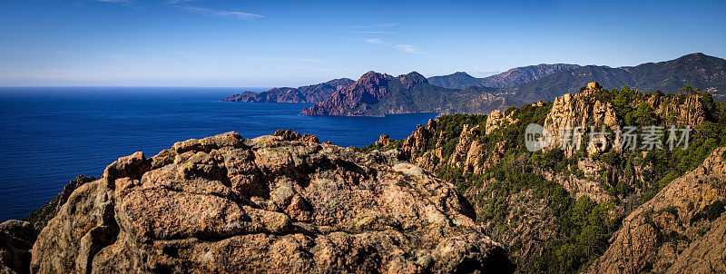 位于法国科西嘉岛西海岸波尔图湾北部的皮亚那Calanche de Piana奇特景观中的岩层。